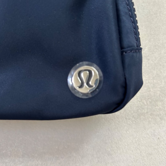 NWT lululemon Everywhere Belt Bag - Picture 3 of 10